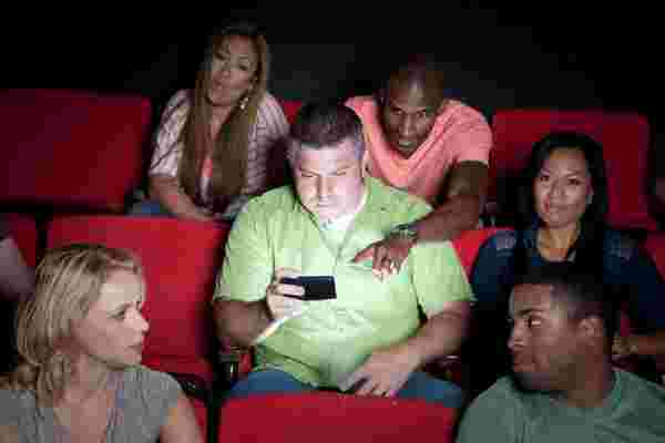 允许在电影院发短信会把人们带进来还是把他们赶走？