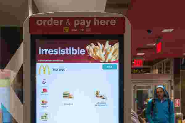 麦当劳很快将在美国商店开设自助服务亭和移动订购