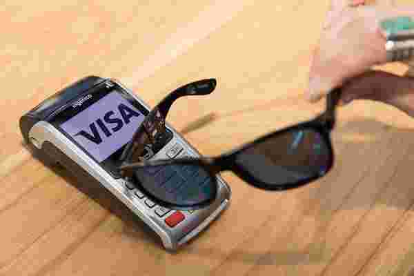 Visa正在测试可以支付费用的NFC太阳镜