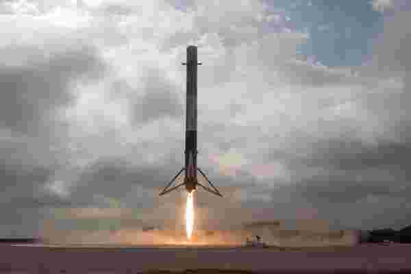 观看埃隆·马斯克 (Elon Musk) 对SpaceX猎鹰9号火箭着陆的看法