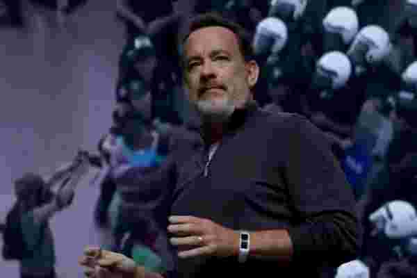 汤姆·汉克斯 (Tom Hanks) 在 “圈子” 的第一部预告片中看着你