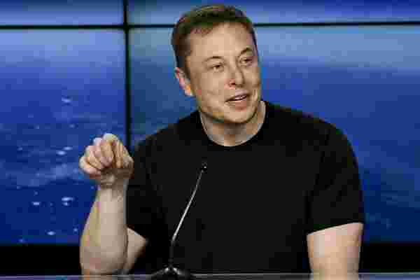 埃隆·马斯克 (Elon Musk) 展示了第一架SpaceX星际飞船测试飞行器