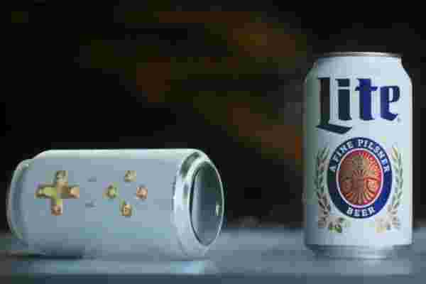 认识Miller Lite Cantroller，这是一款游戏手柄，也是一罐啤酒