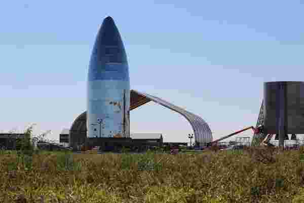 SpaceX的 “starhopper” 测试车进行了一次由猛禽驱动的短途旅行