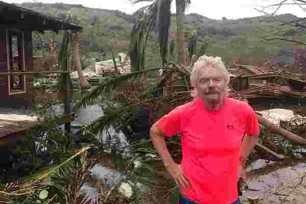 以下是理查德·布兰森在飓风伊尔玛中幸存下来的方式，以及他是如何帮助他人的